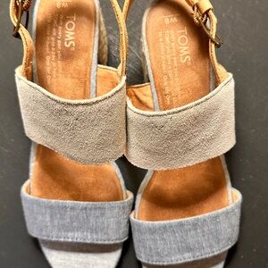 Toms Strappy Sandal - size 8